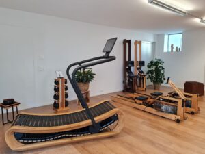 showroom di attrezzature per il fitness in legno sursee